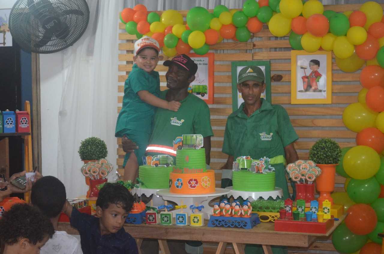 Camacã: Criança fã de Frank, o caminhão de Lixo, comemora aniversário com funcionários da limpeza
